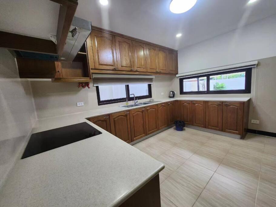 Villa D20芭提雅市中心4卧泳池别墅，靠近海滩，21航站楼，好莱坞夜店